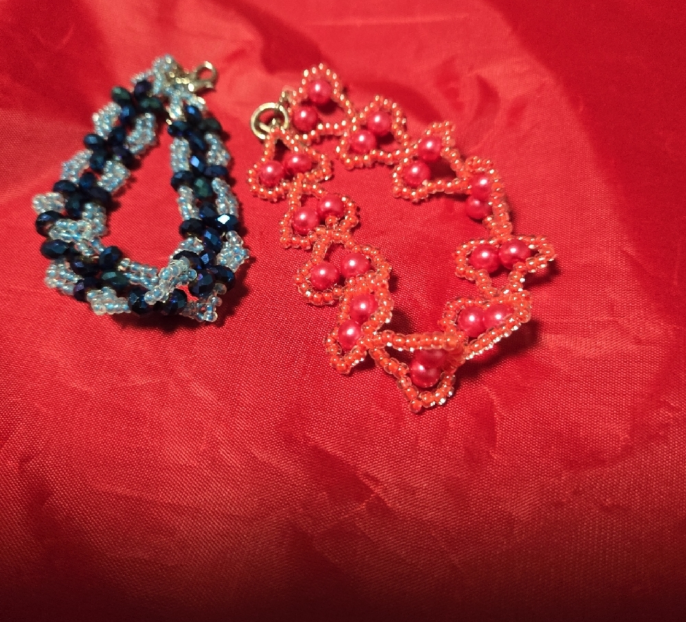 Elegant Floral Beaded Bracelet Set - Red and Blue - Picture 2 of 3